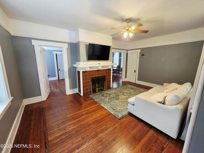 Photo - 146 W 6th St