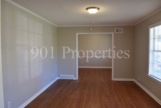 Photo - 5245 Braidwood Cove