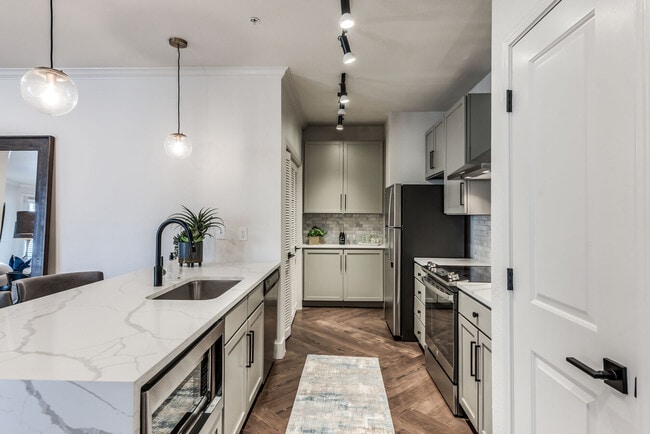 Building Photo - 2121 Allen Pkwy Unit SS2