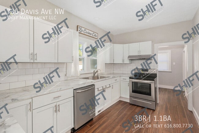 Photo - 735 Davis Ave NW