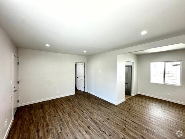 Building Photo - 2302-2306 N Frederic St Unit 2304 N Frederic St Rental