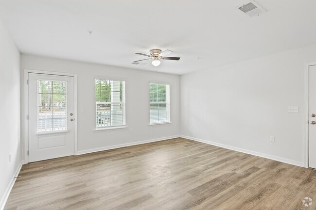 2BR, 2BA - 1,089SF - Living Room