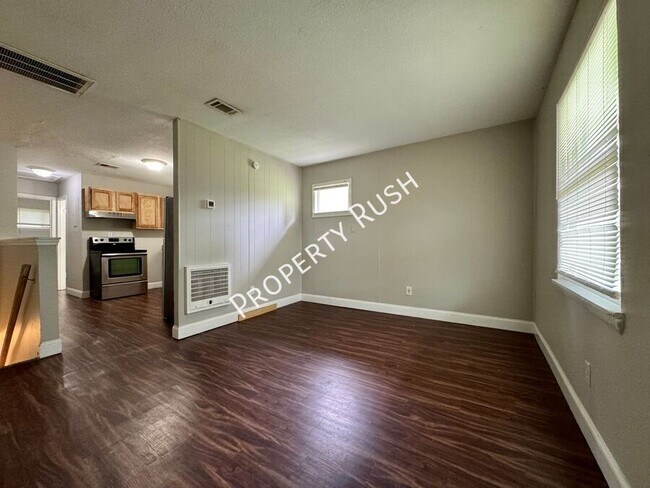 Photo - 6303 Walden Ave Unidad B