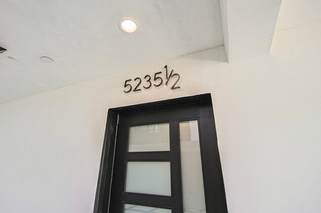 Building Photo - 5235 Satsuma Ave Rental