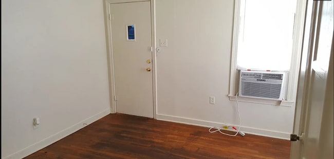 Living Room Entry - 1512 Willow St