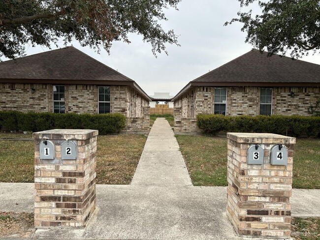 Building Photo - 809 W Bronze Dr Unit 3 Rental