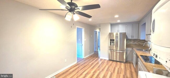 Photo - 125 Oakview Dr SE