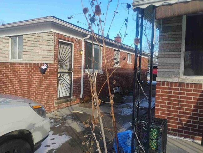 Photo - 19394 Algonac St