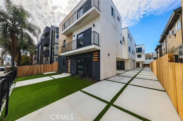 Building Photo - 1239 N Orange Dr