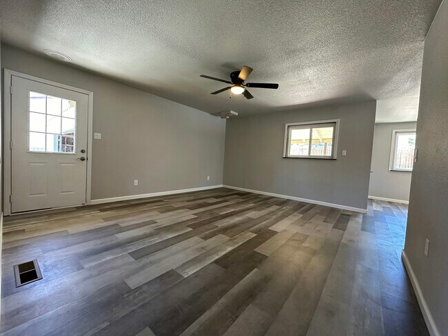 Photo - 7565 Yorkshire Dr