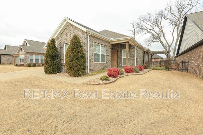 Photo - 2106 SW Huntwick Ave