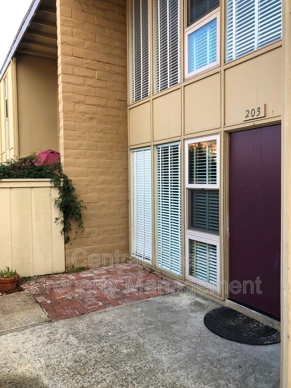Building Photo - 451 Dela Vina Ave Unit 203