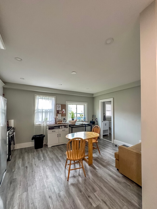 Photo - 42 Irwin St Unit 2