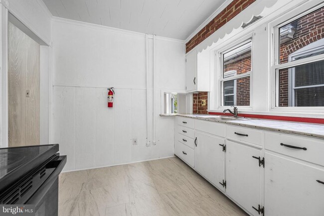 Photo - 23 E 2nd St