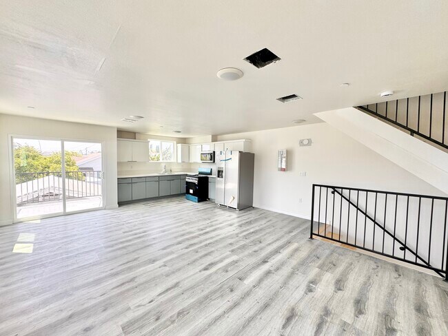 Building Photo - 1237 N Kenmore Ave Rental