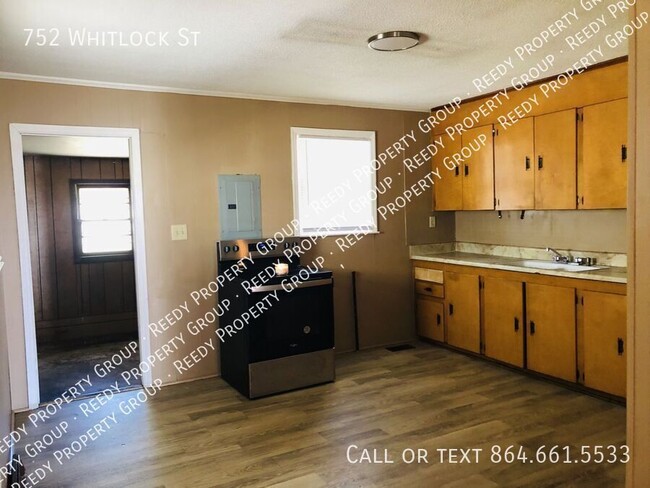 Photo - 752 Whitlock St