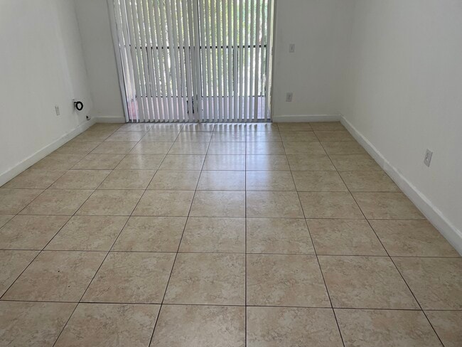 Large living/dinning room - 8215 Lake Dr Unit 307 B