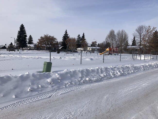 Photo - 4308-4346 46 St