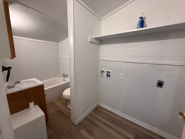 Photo - 628 State Line Rd