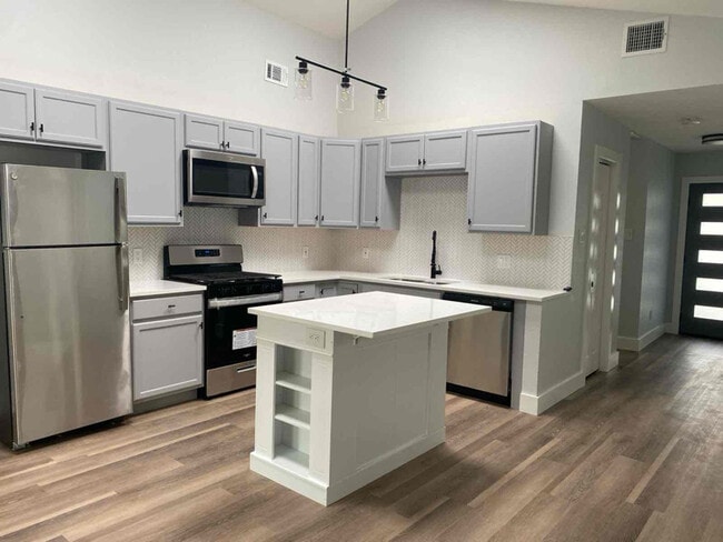 Photo - 1006 W Leland Ave