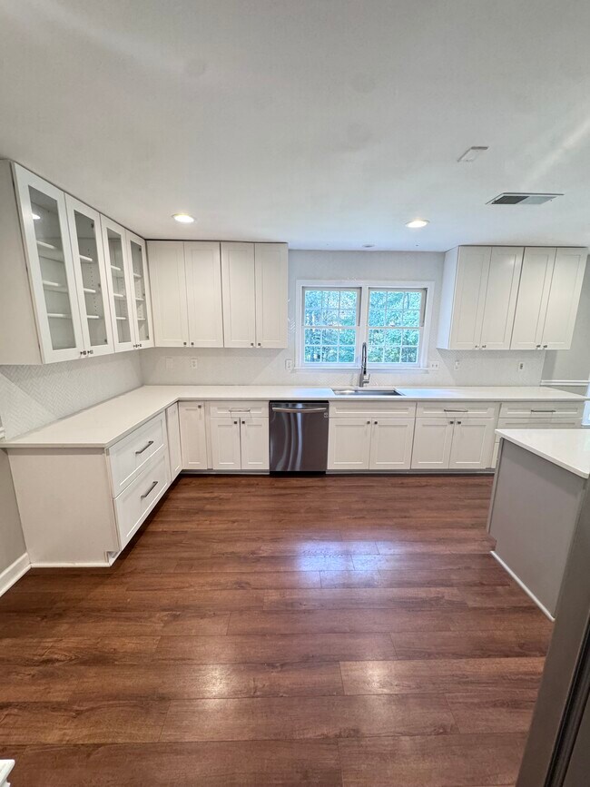 Photo - 1884 Dovonshire Rd S W