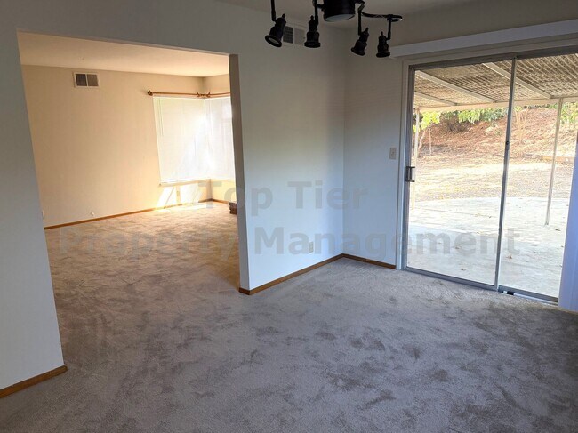 2827 San Carlos Dr