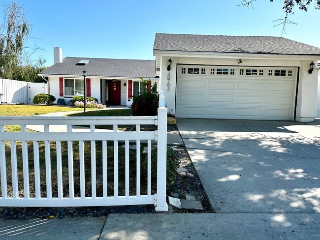 Building Photo - Single story Lake Lindero 4b/2b home with amazing lake views!
