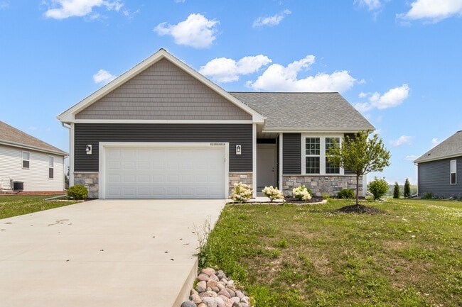 Building Photo - W218N16014 Tiger Lily Dr Rental