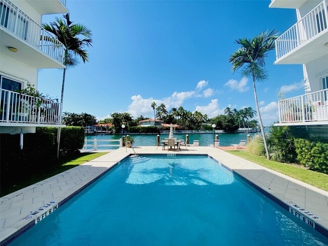 Building Photo - 10250 W Bay Harbor Dr Unit 2E