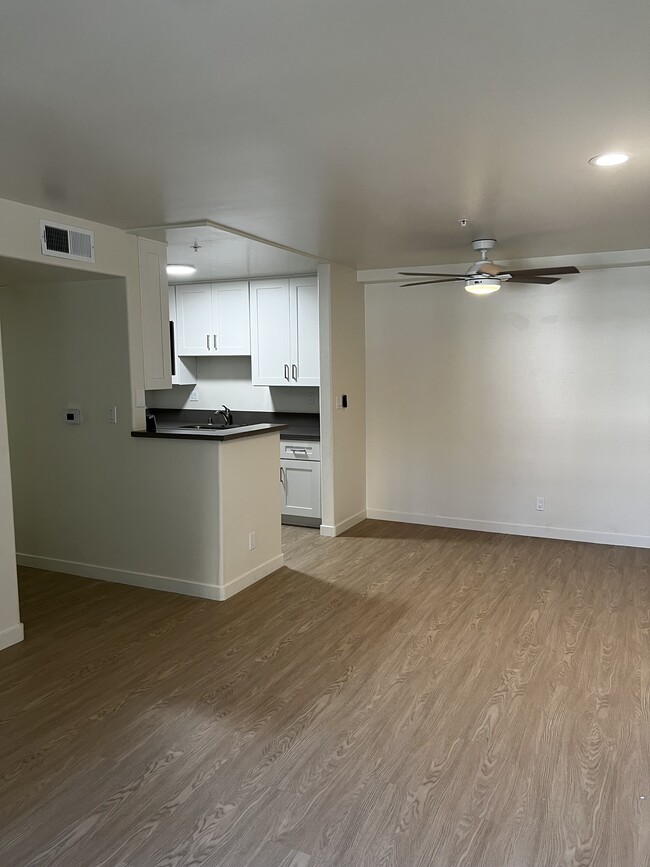 Building Photo - 3861 Vinton Ave Unit 101