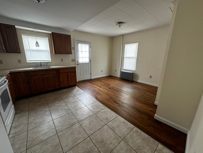 Kitchen and dining room - 58 Lake St Unit 58 Lake Street