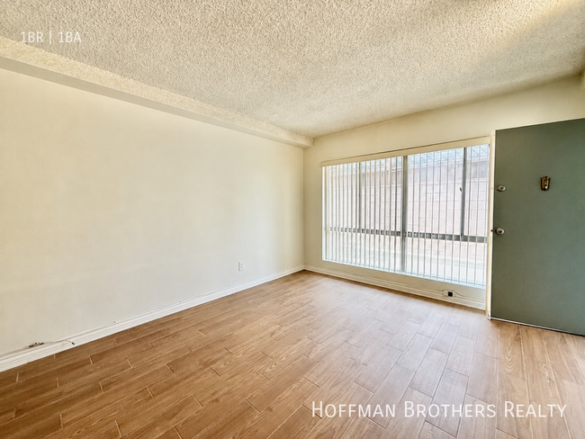 Photo - 4860 Van Noord Ave