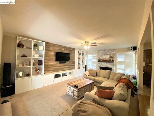 Photo - 235 Donegal Way