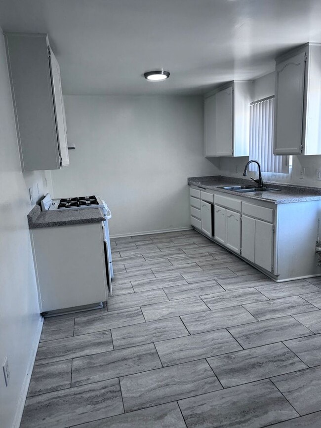 Building Photo - 437 E Truslow Ave Unit C Rental
