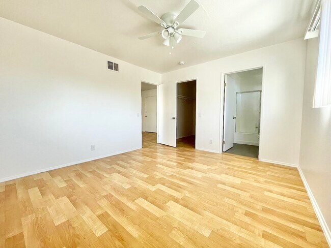 Photo - 18526 Calvert St Unidad 2A