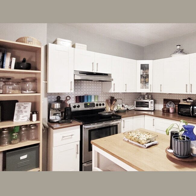 Photo - 18 Fairleigh Av S Unit Second Floor