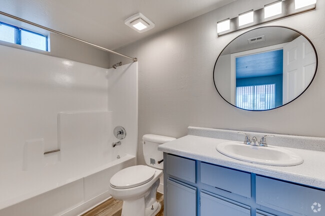 2BR, 2BA - 1009SF - Primary Bathroom