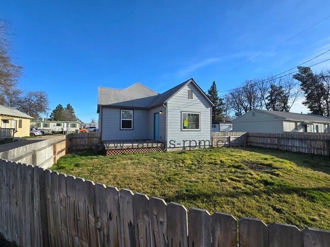 Building Photo - 207 E 44th St