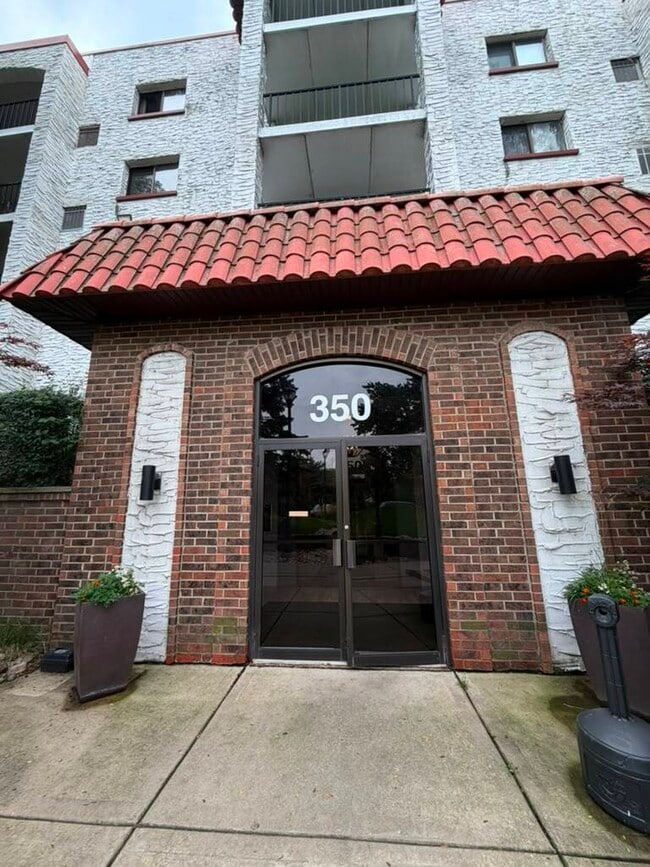 Building Photo - 350 Plum Creek Dr Unit 107
