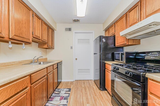 Photo - 33 Foxtail Ln