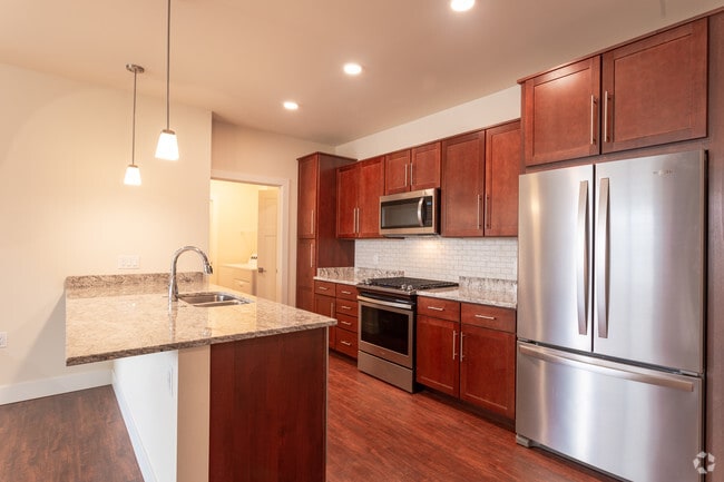 1BR, 1BA - 913Sf