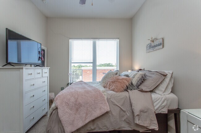 2 Br, 2 Ba - 950 SF - B1