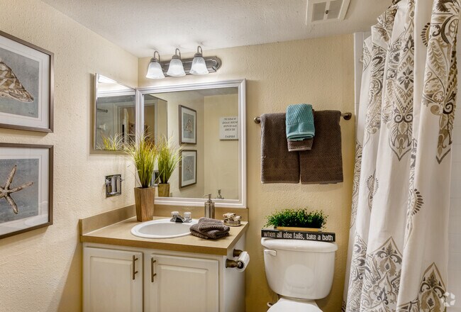 2BD/2BA - 1,275 SqFt - Master Bathroom