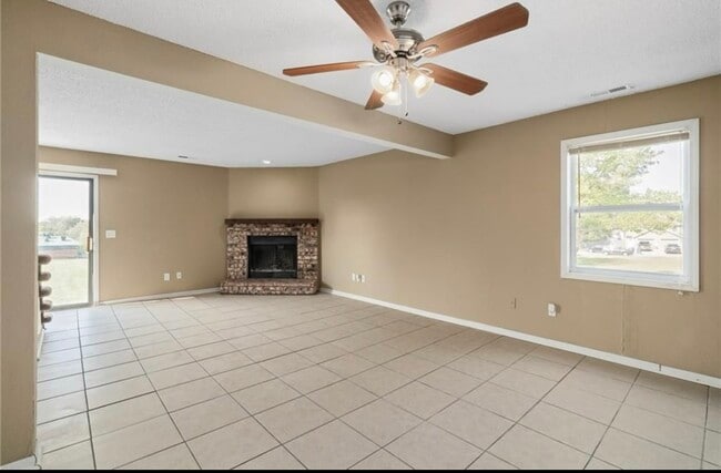 Photo - 122 NE Greystone Dr