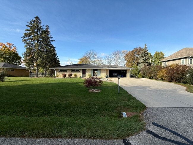 Photo - Charming Single Family Home in Brookfield - FIRST MONTH RENT HALF OFF!