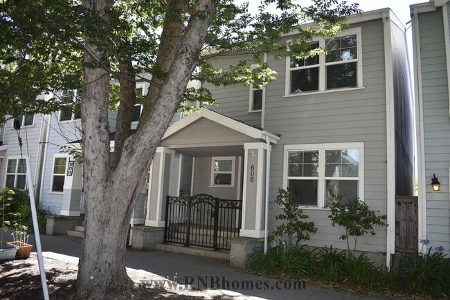 Building Photo - 606 13th St