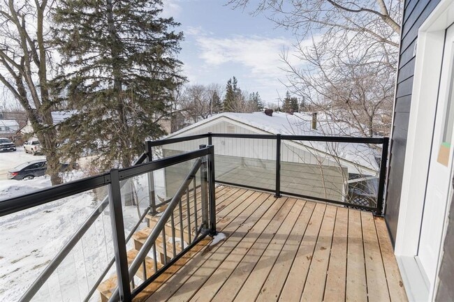 Photo - 250 5 Ave NW