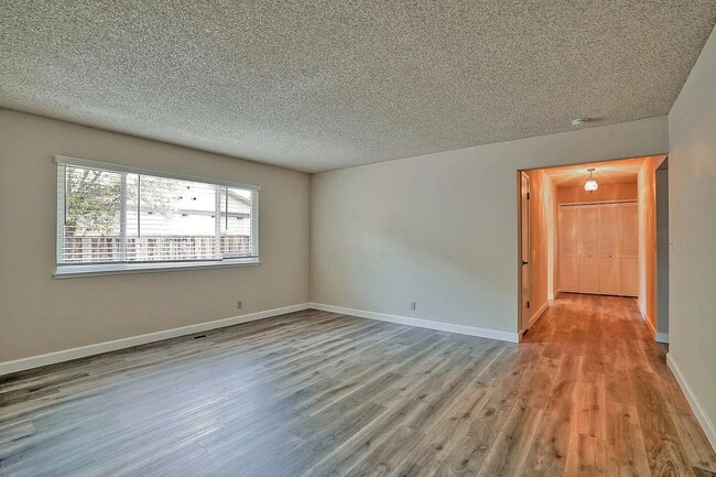 Photo - 512 Alberta Ave