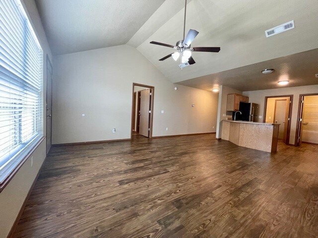 Photo - 102 Foxglove St