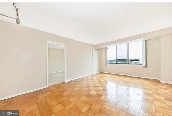 Building Photo - 5225 Pooks Hill Rd Unit 1219N